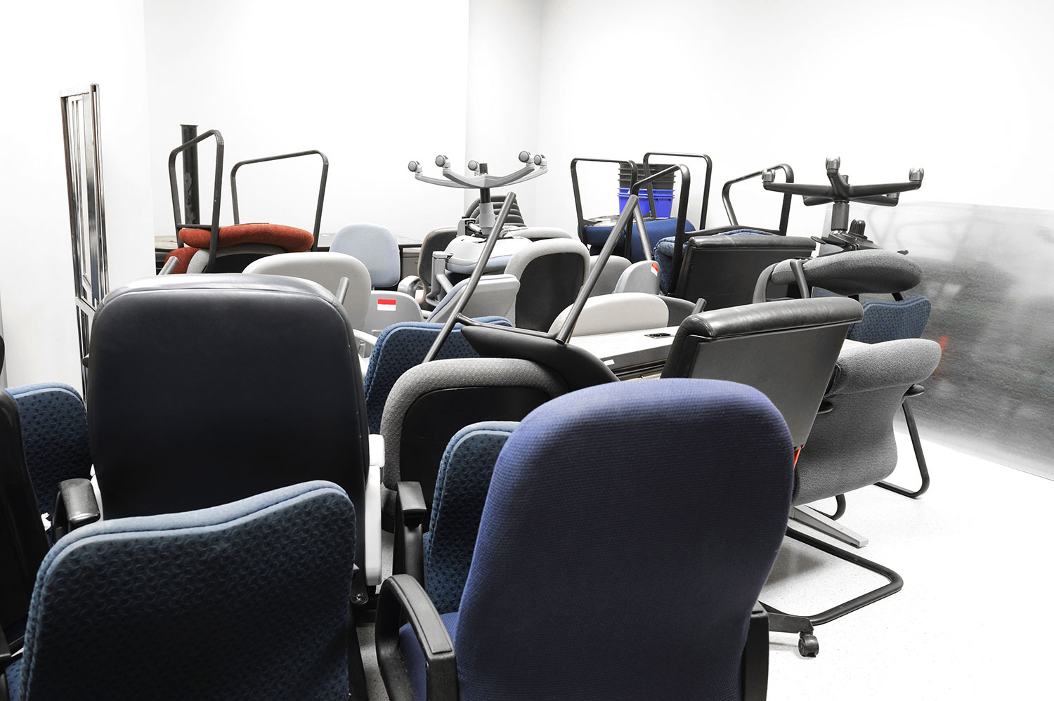 8 BENEFITS TO USING STACKING CHAIRS